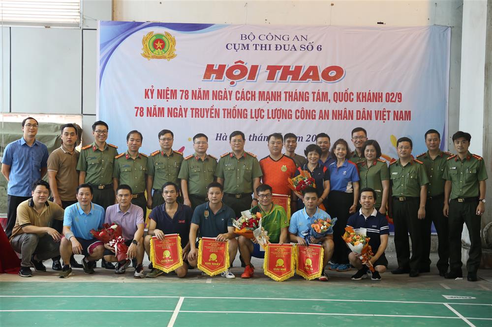 Ban Tổ chức trao các giải Nhất, Nhì, Ba cho các đội ở nội dung Bóng bàn.