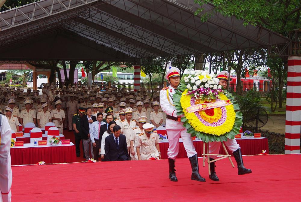 Công an tỉnh Phú Yên dâng hương, dâng hoa viếng Chủ tịch Hồ Chí Minh.