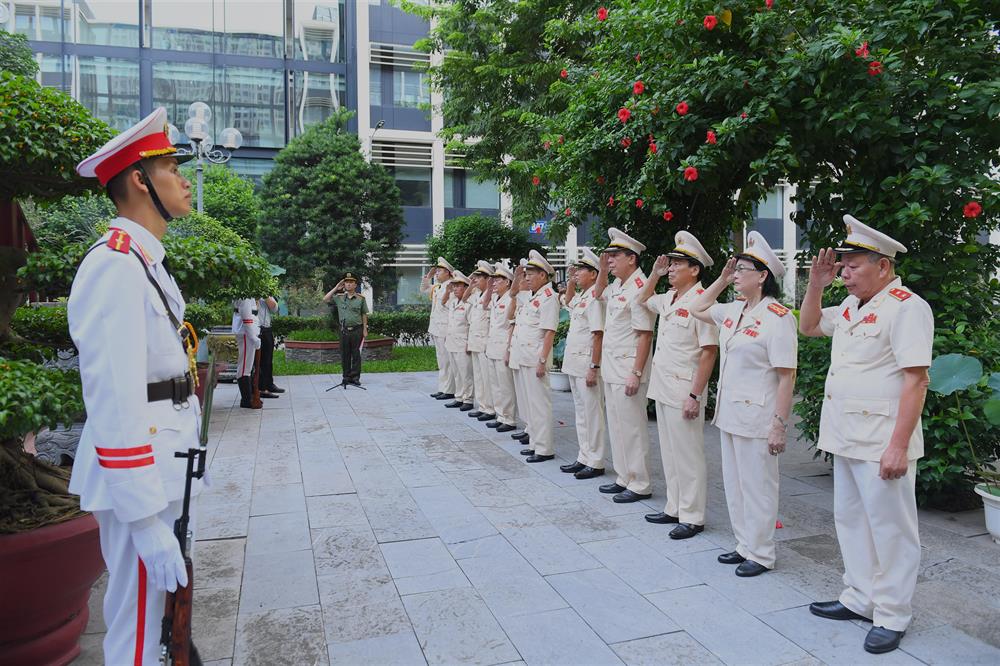 Đoàn đại biểu dự Đại hội thành lập Hội Cựu CAND Việt Nam dâng hương tưởng niệm Chủ tịch Hồ Chí Minh.