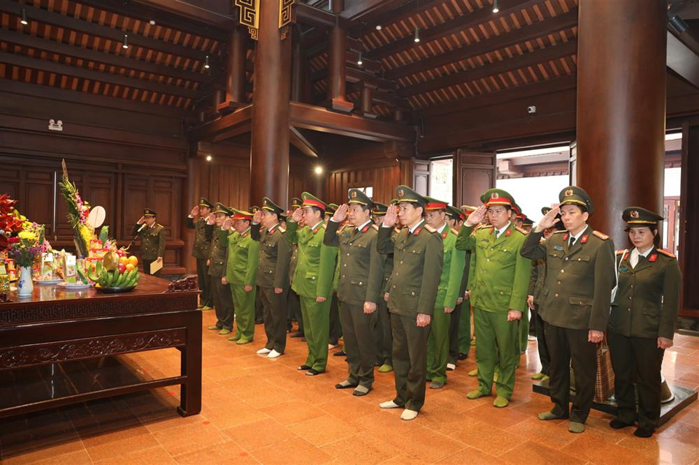 Đoàn công tác dâng hương tại Đền thờ Liệt sỹ và đồng bào hy sinh tại Chiến trường Điện Biên Phủ.