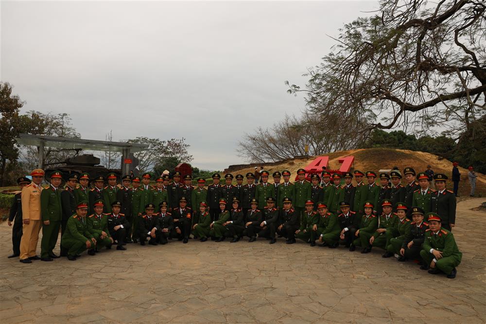 Đoàn công tác đến thăm, dâng hương tại Nghĩa trang Liệt sỹ Quốc gia A1 (tỉnh Điện Biên).