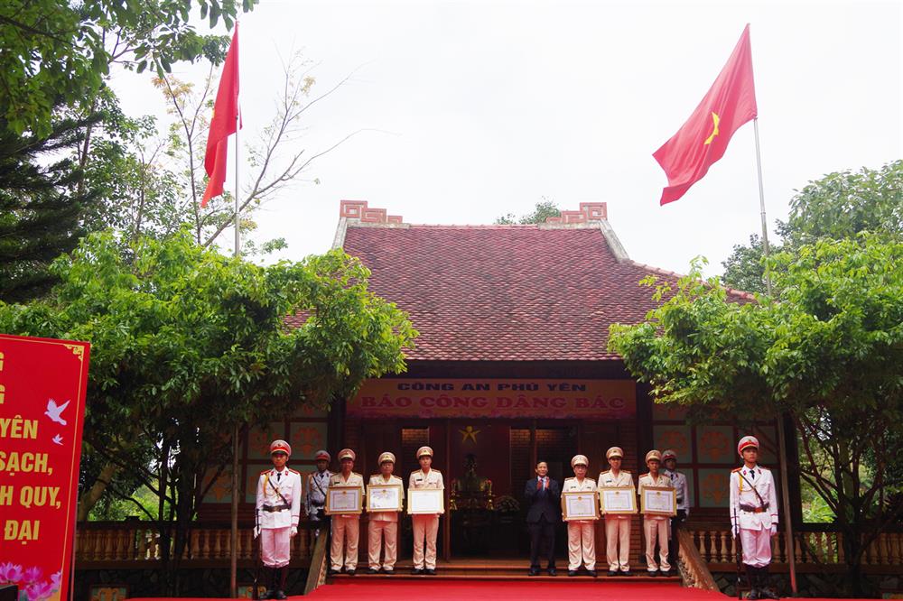 Đồng chí Lê Thanh Đồng – UVBTV Tỉnh ủy, Phó Chủ tịch HĐND tỉnh trao Bằng khen tặng các tập thể và cá nhân