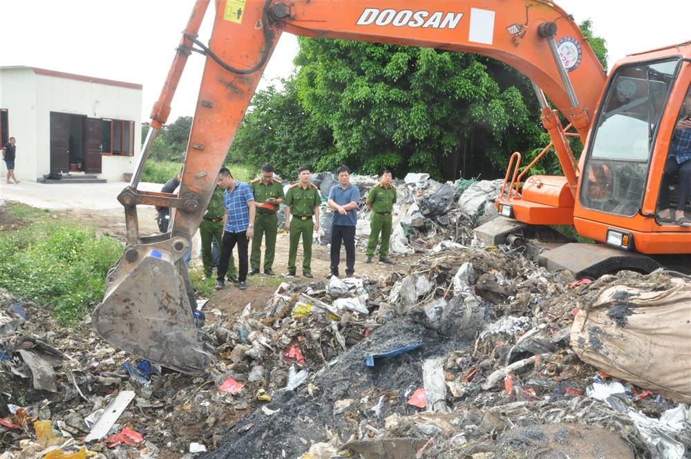 Cường đã có hành vi đổ ra môi trường trái pháp luật hơn 35 tấn chất thải rắn.
