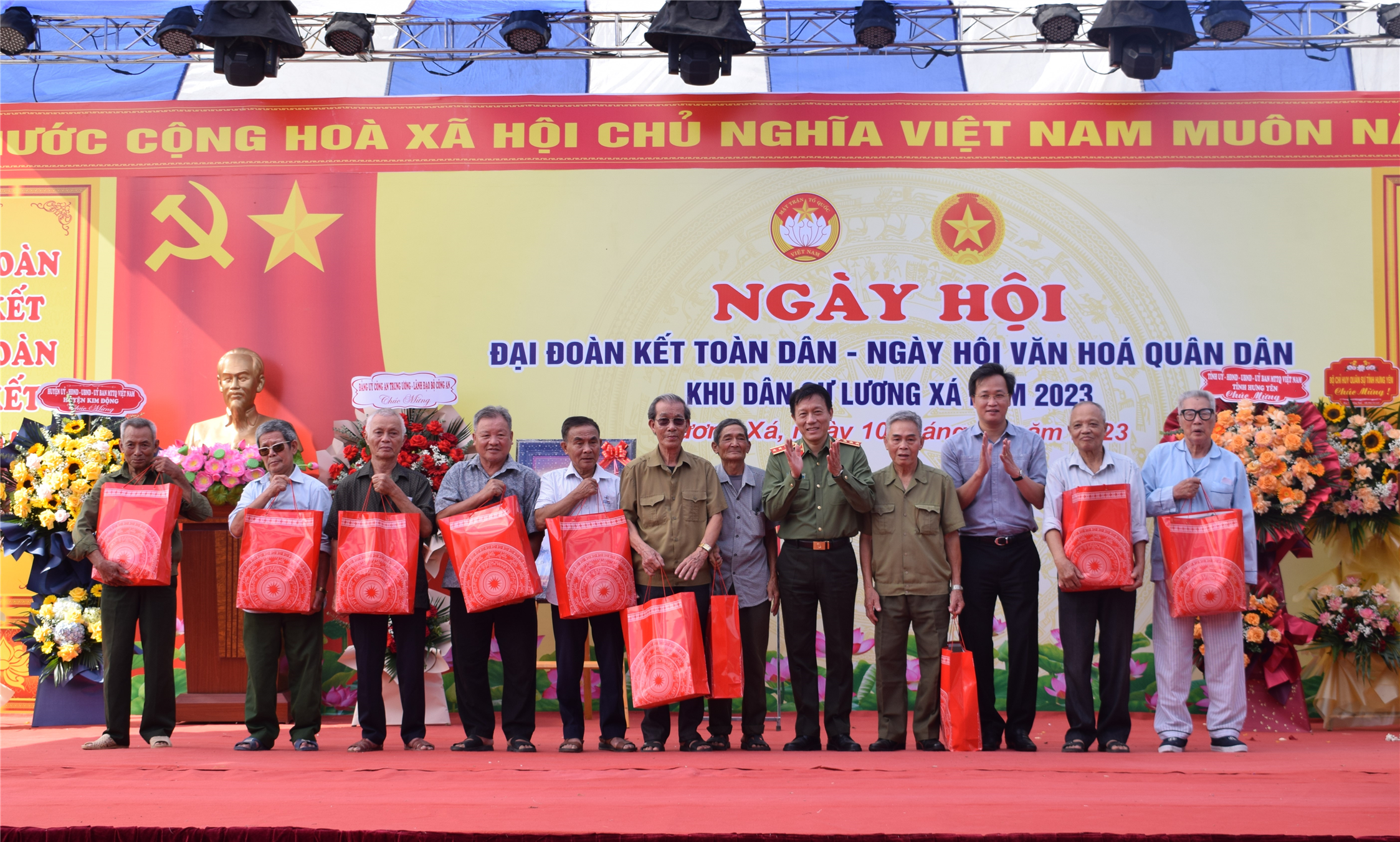 Đồng chí Thứ trưởng và đồng chí Bí thư Tỉnh ủy trao quà cho các gia đình chính sách, người có hoàn cảnh khó khăn tại địa phương.