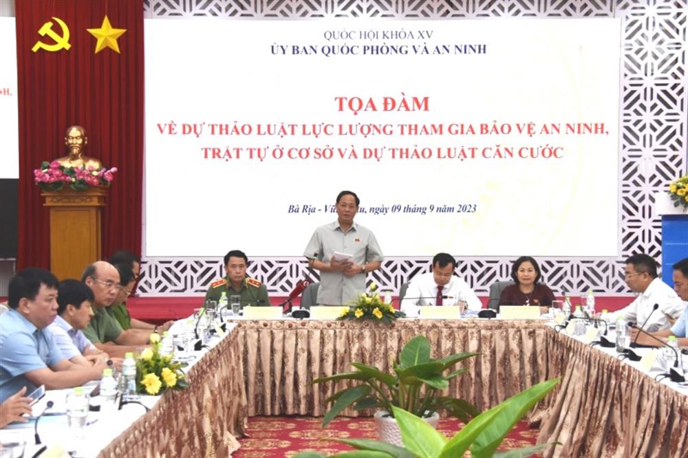 Phó Chủ tịch Quốc hội Trần Quang Phương phát biểu chỉ đạo tại tọa đàm.