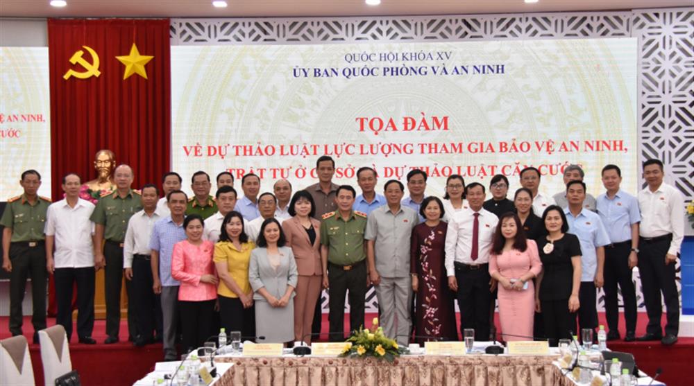 Các đại biểu tại tọa đàm.
