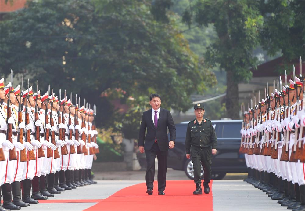 Tổng thống Mông Cổ Ukhnaagiin Khurelsukh đã đến thăm Bộ Tư lệnh Cảnh sát Cơ động, Bộ Công an.