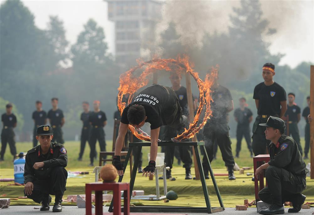 Một vài hình ảnh biểu diễn ấn tượng khác của các chiến sĩ Cảnh sát cơ động.