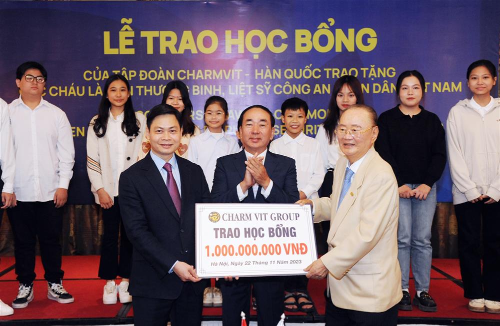 Bộ Công an tiếp nhận học bổng trị giá 1 tỷ đồng do Tập đoàn Charmvit trao tặng.