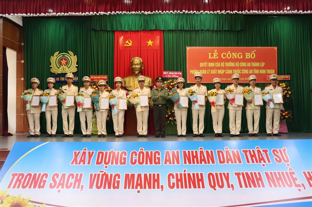 Đại tá Huỳnh Tấn Hạnh, Giám đốc Công an tỉnh trao Quyết định thành lập Phòng Quản lý xuất nhập cảnh.
