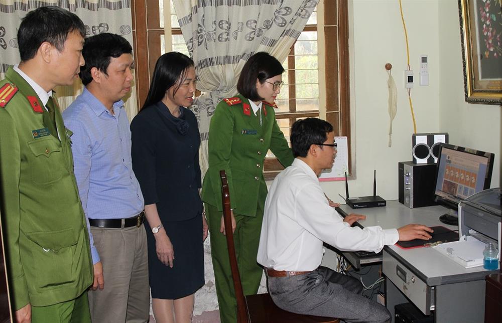 Đại diện lãnh đạo Phòng Giáo dục và Đào tạo huyện Thanh Liêm, Công an huyện Thanh Liêm thăm quan mô hình.