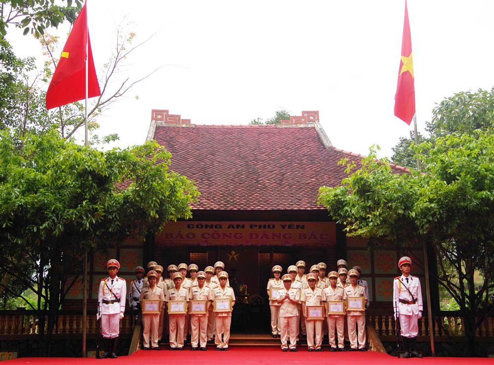 Đại tá Phan Thanh Tám, Giám đốc Công an tỉnh trao giấy khen tặng các tập thể
