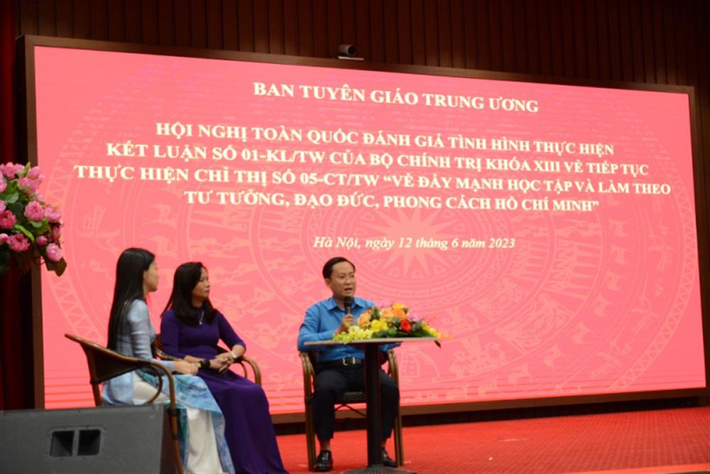 Giao lưu với điển hình tiên tiến tiêu biểu trong học tập và làm theo tư tưởng, đạo đức, phong cách Hồ Chí Minh.