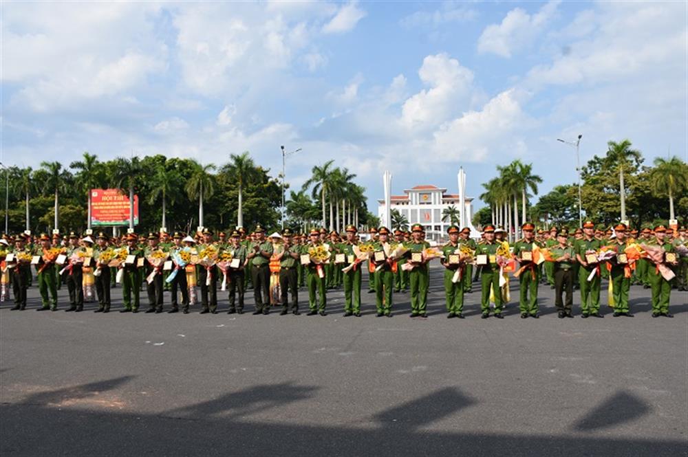 Các đồng chí lãnh đạo tặng hoa cho đại diện các đoàn.