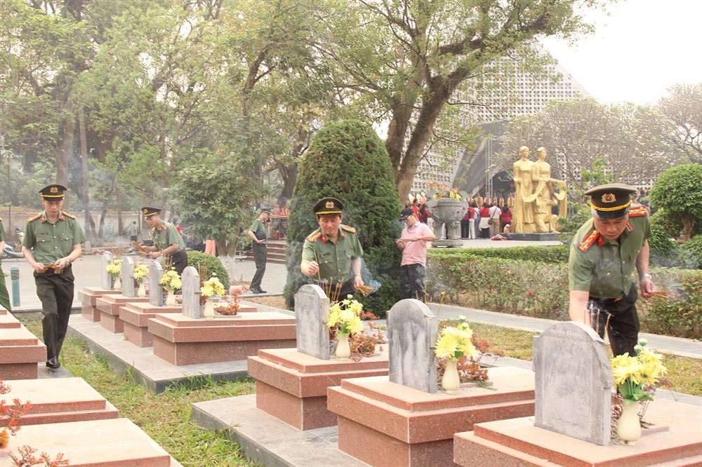 Đoàn dâng hương tri ân các Anh hùng, liệt sĩ tại Nghĩa trang liệt sĩ A1.