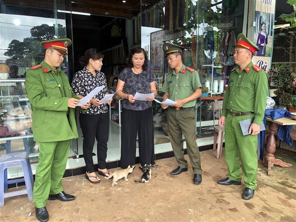 Lực lượng Công an cơ sở phát tờ rơi tuyên tuyền, cảnh báo, phòng ngừa tội phạm và vi phạm pháp luật