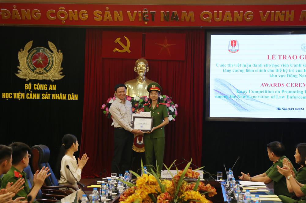 Đồng chí Trần Văn Long - Phó Vụ trưởng Vụ Pháp chế - Thanh tra Chính phủ trao giải cho học viên đạt giải Ba.