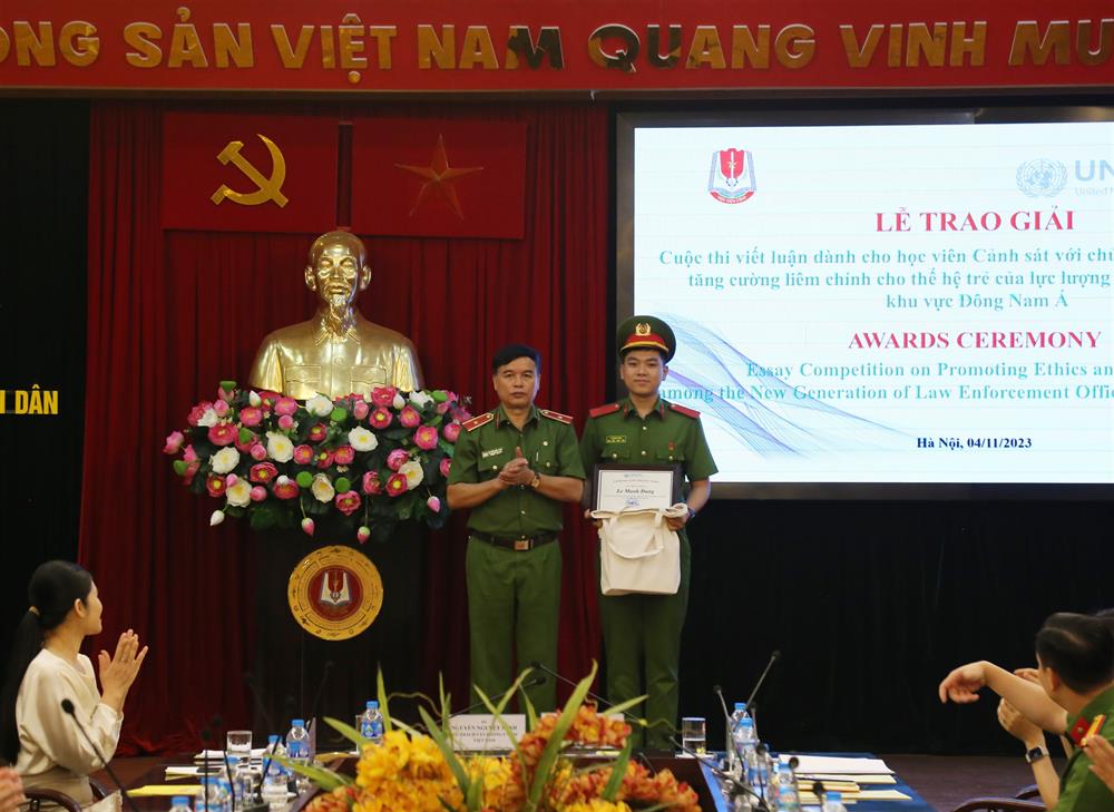 Phó Giám đốc Học viện Nguyễn Đắc Hoan trao giải cho học viên đạt giải Nhì.