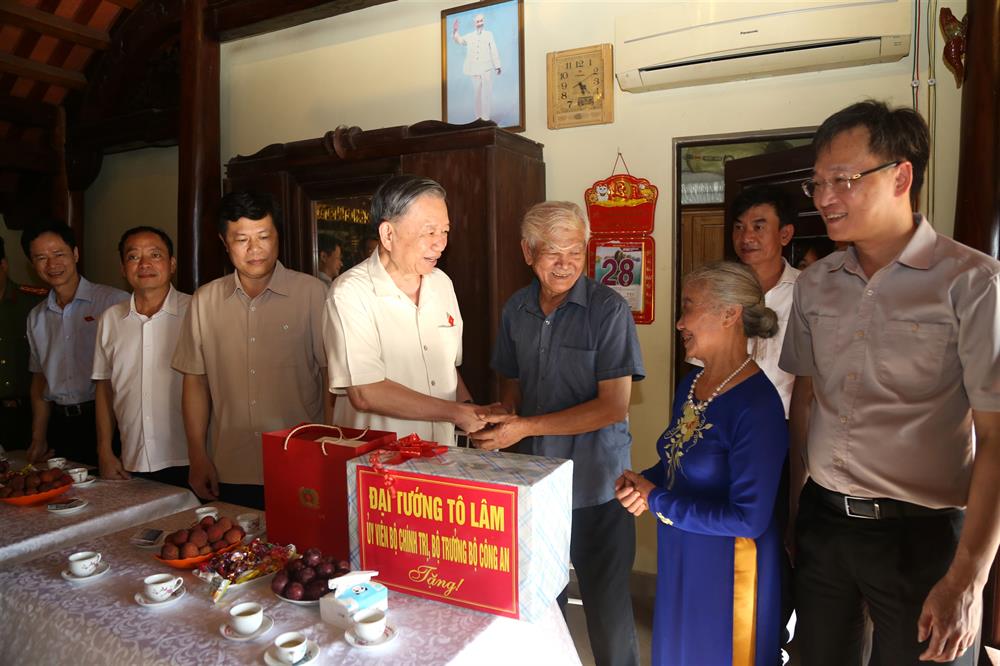 Đại tướng Tô Lâm thăm, tặng quà gia đình thương binh Nguyễn Văn Quý, ở xã Đoàn Đào, huyện Phù Cừ.