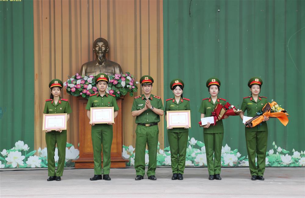 Trung tướng, GS.TS Trần Minh Hưởng - Giám đốc Học viện biểu dương và trao tặng Giấy khen cho các học viên đạt giải tại Lễ Chào cờ toàn Học viện vào ngày 06/11/2023.