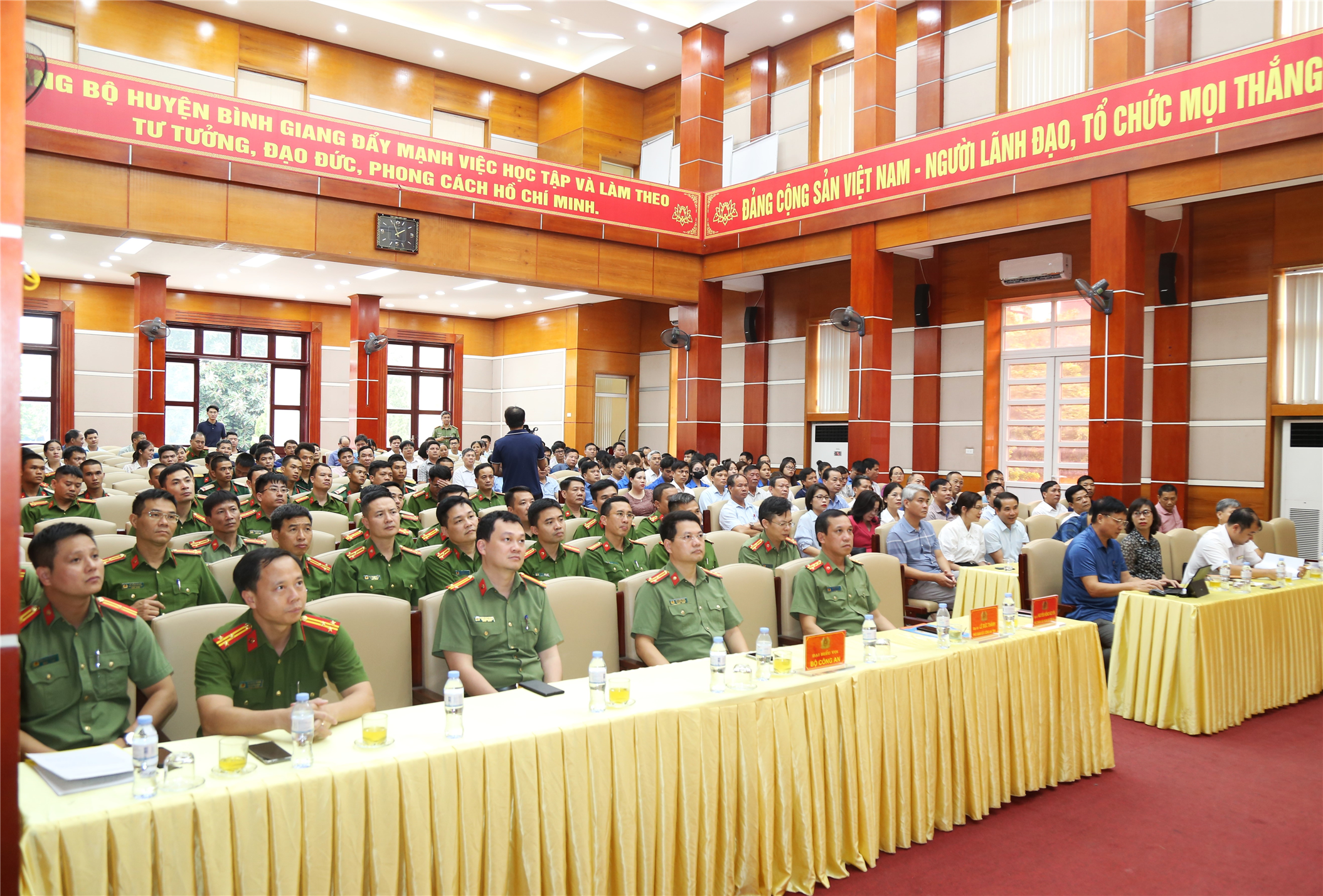 Các đại biểu dự Hội nghị.