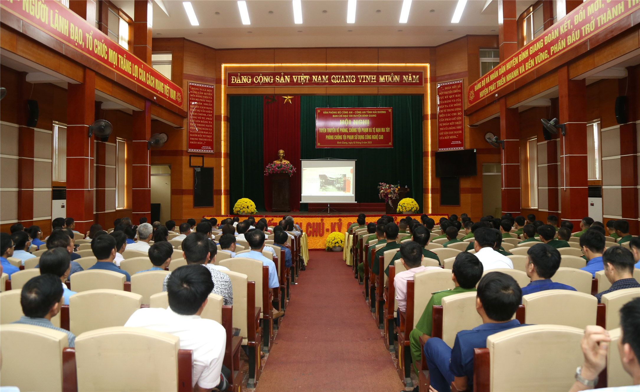 Các đại biểu xem phim phóng sự về phòng chống ma túy.