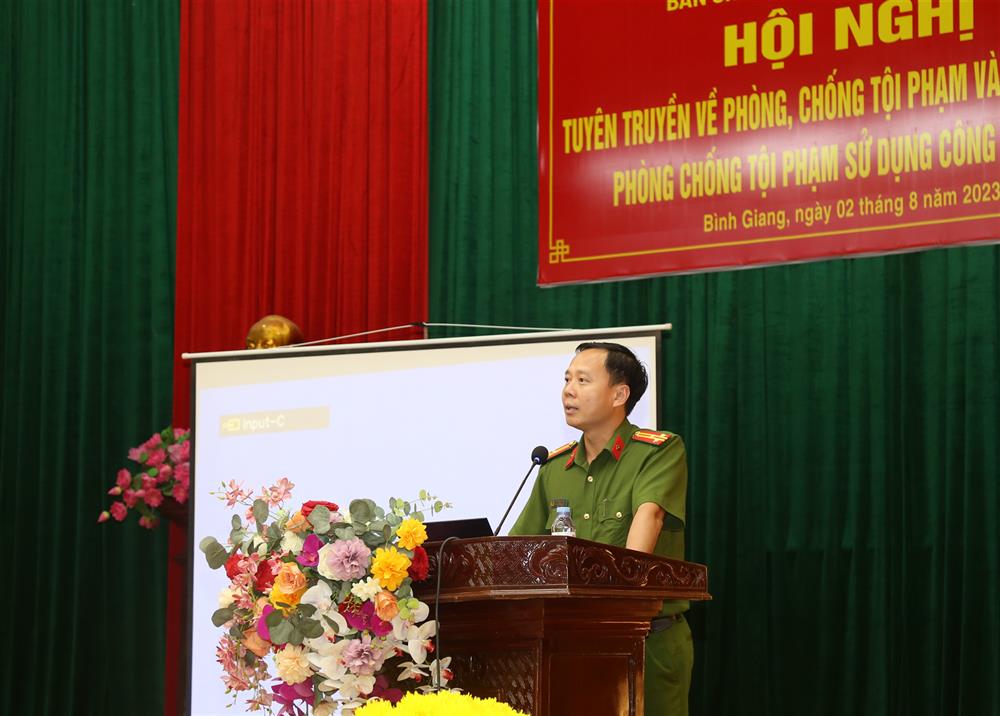 Thượng tá Bùi Ngọc Phong, Phó trưởng Khoa Cảnh sát phòng chống tội phạm về ma túy, Học viện Cảnh sát nhân dân truyền đạt những kiến thức, kỹ năng phòng, chống ma túy.