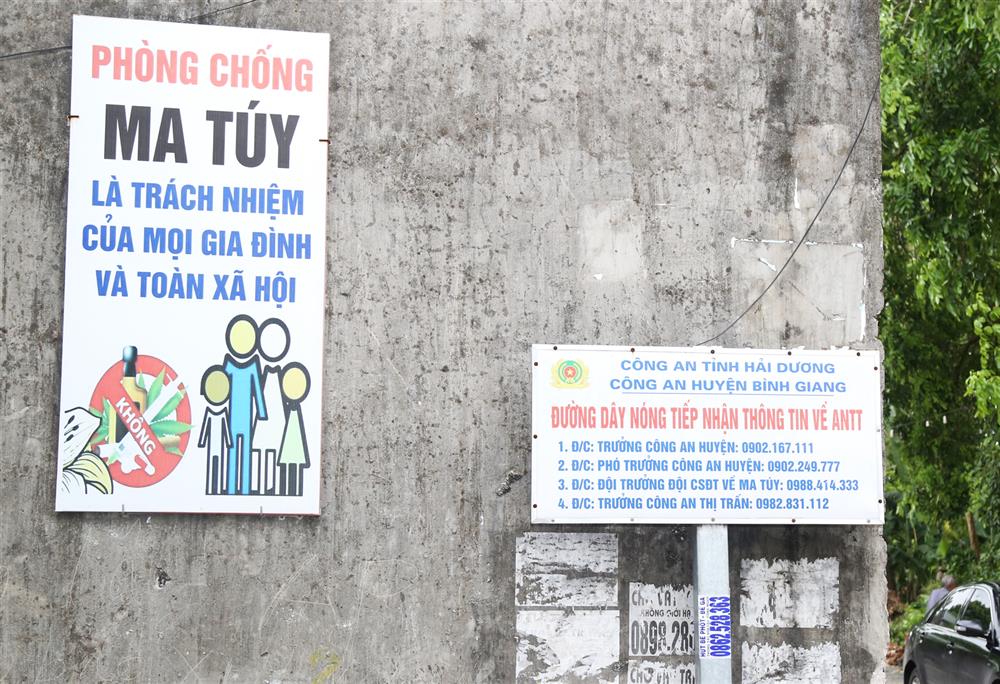 lực lượng Công an còn niêm yết 04 số điện thoại đường dây nóng tiếp nhận thông tin tội phạm.