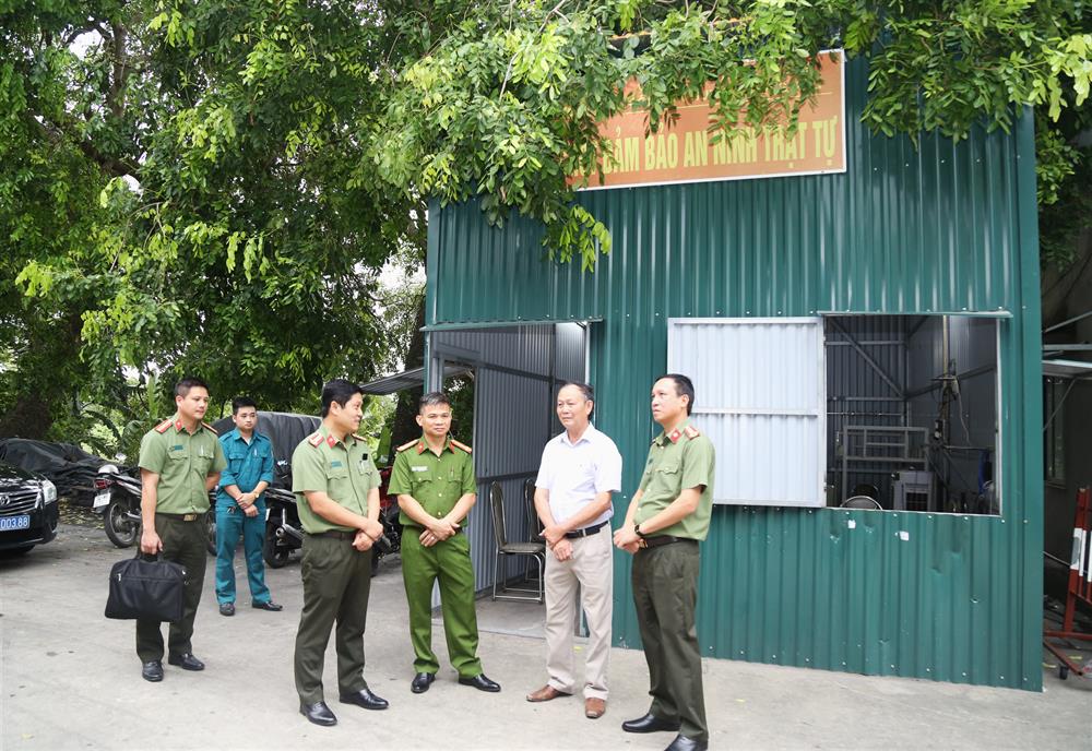 Đại tá Nguyễn Hồng Nguyên cùng Đoàn công tác thăm chốt đảm bảo an ninh, trật tự tại khu Hạ.