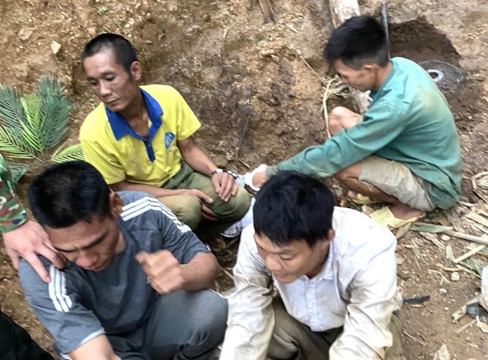 Nhóm đối tượng bị bắt quả tang tại hiện trường.