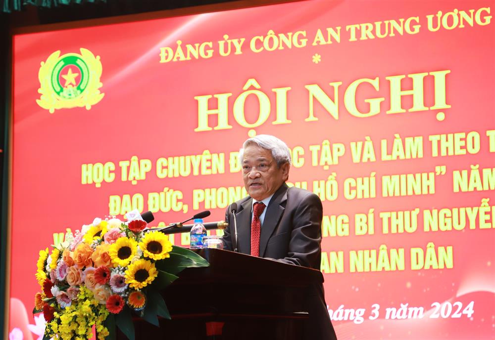 PGS.TS Bùi Đình Phong giới thiệu chuyên đề đến Hội nghị.