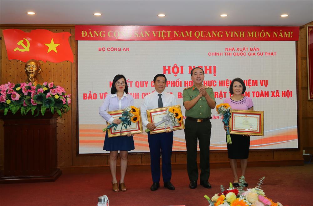 Thứ trưởng Trần Quốc Tỏ trao Bằng khen của Bộ Công an tặng các cá nhân thuộc NXB Chính trị quốc gia Sự thật.