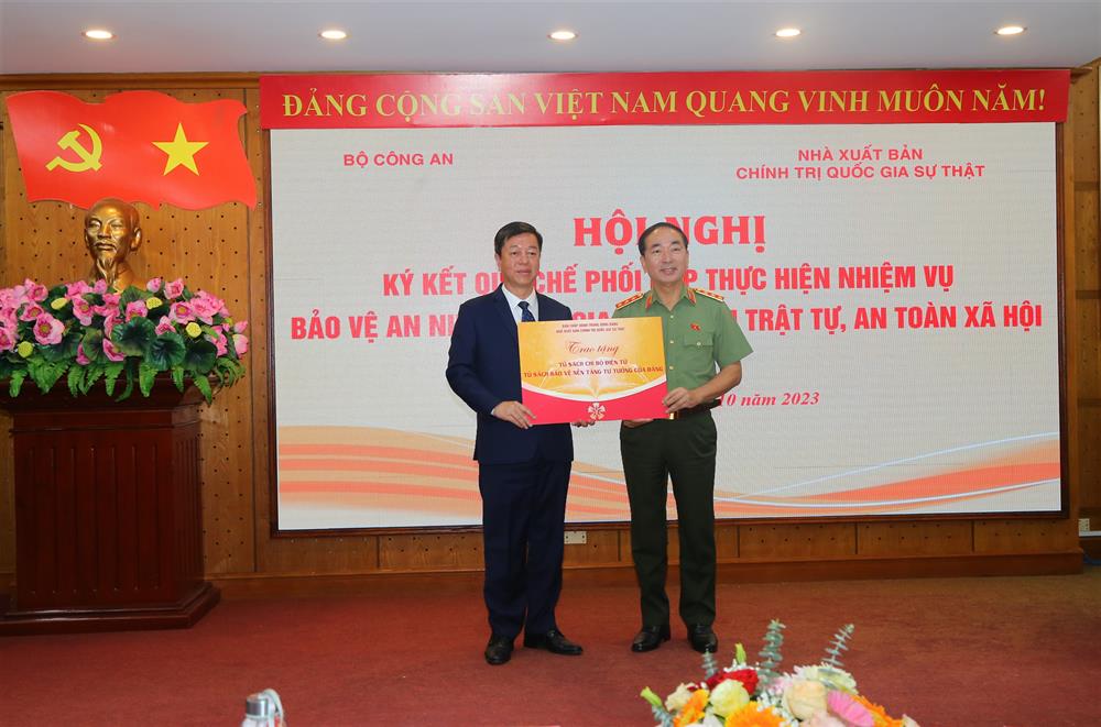 Tổng biên tập NXB Chính trị quốc gia Sự thật Vũ Trọng Lâm trao Tủ sách điện tử "Bảo vệ nền tảng tư tưởng của Đảng" tặng Bộ Công an.