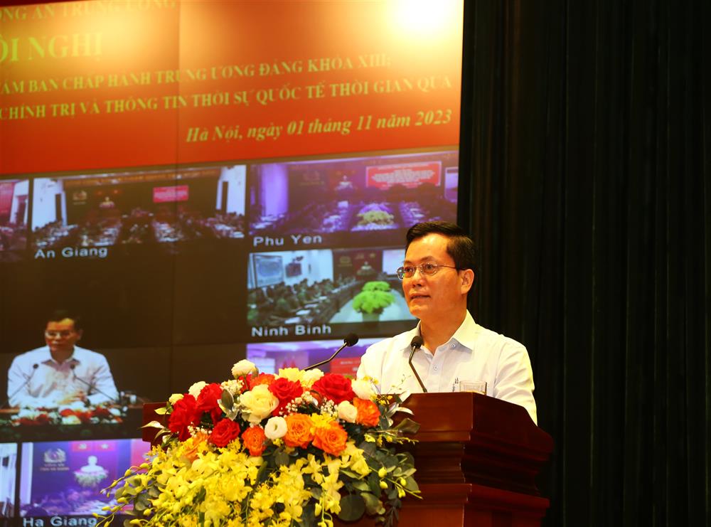 Đồng chí Hà Kim Ngọc, Thứ trưởng Bộ Ngoại giao thông tin đến các đại biểu về thời sự quốc tế thời gian qua.