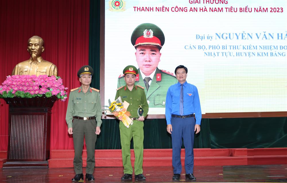 Đại úy Nguyễn Văn Hải vinh dự được tặng Giải thưởng "Thanh niên Công an Hà Nam tiêu biểu" năm 2023.