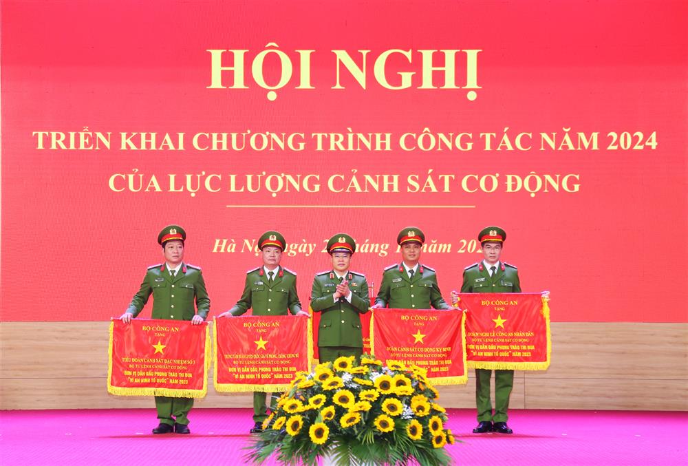 Thứ trưởng Nguyễn Văn Long trao Cờ thi đua của Bộ Công an tặng các tập thể trực thuộc Bộ Tư lệnh CSCĐ.