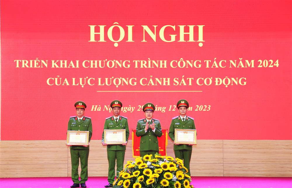 Thứ trưởng Nguyễn Văn Long trao danh hiệu Chiến sĩ thi đua toàn lực lượng Công an nhân dân tặng các đồng chí lãnh đạo Bộ Tư lệnh CSCĐ.