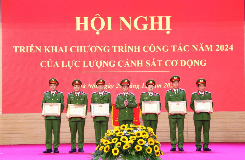 Thừa ủy quyền, Thiếu tướng Lê Ngọc Châu trao danh hiệu Chiến sĩ thi đua toàn lực lượng Công an nhân dân tặng các cá nhân có thành tích xuất sắc. 