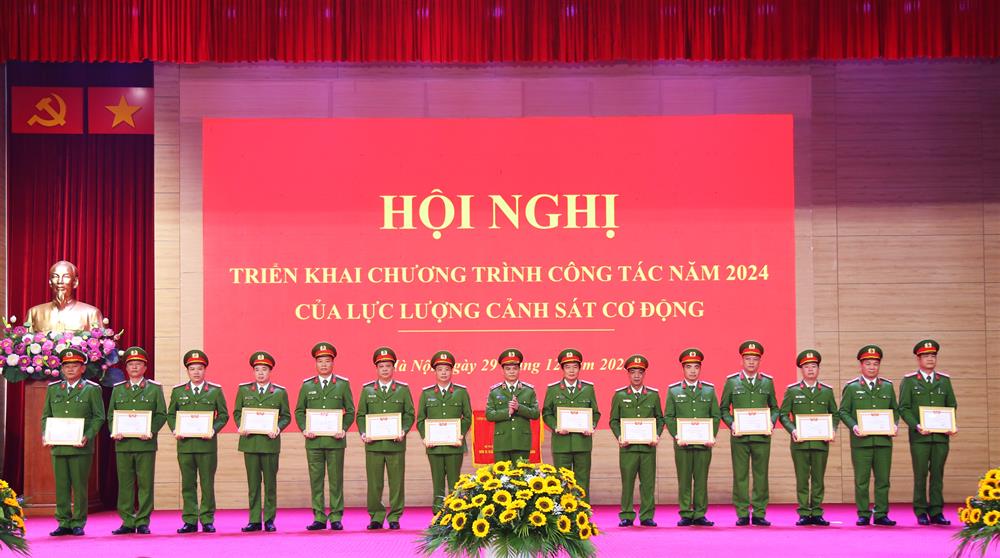 Thiếu tướng Lê Ngọc Châu trao danh hiệu “Đơn vị Quyết thắng” tặng các tập thể có thành tích xuất sắc. 