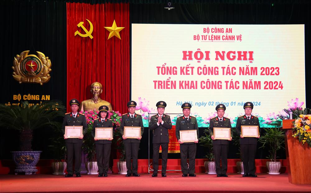 Thứ trưởng Lê Quốc Hùng trao Bằng khen của Bộ Công an tặng 02 tập thể, 04 cá nhân có thành tích xuất sắc.