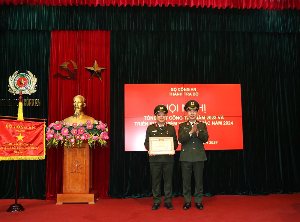 Thứ trưởng Trần Quốc Tỏ trao Danh hiệu “Chiến sĩ thi đua toàn lực lượng” tặng Đại tá Trần Văn Thư, Phó Chánh Thanh tra.