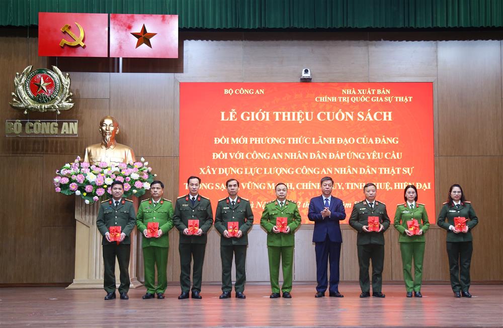 PGS.TS. Vũ Trọng Lâm trao sách tặng Thư viện CAND và Thư viện các học viện, trường CAND khu vực phía Bắc.