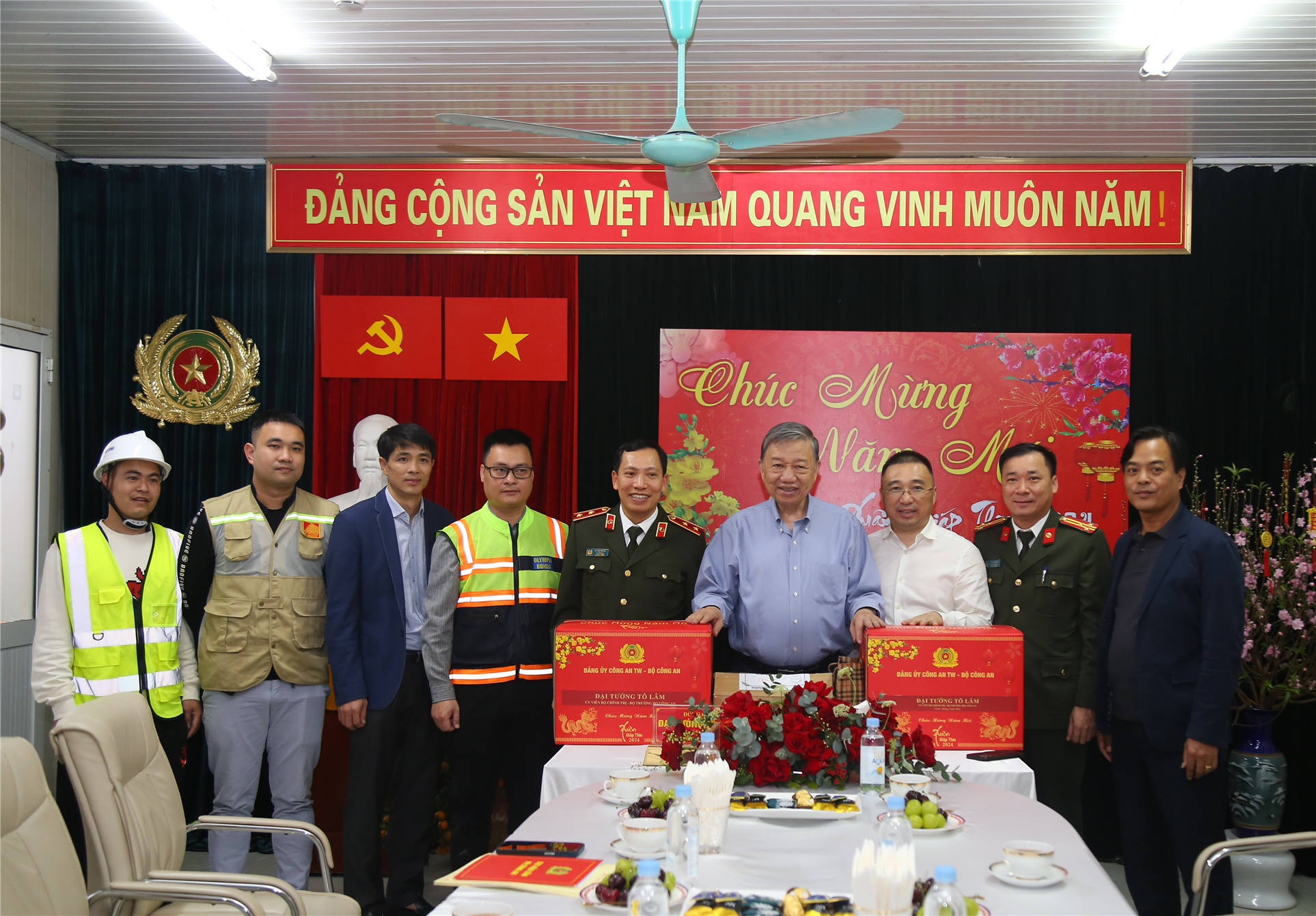 Bộ trưởng Tô Lâm tặng quà Tết Ban Quản lý dự án, nhà thầu thi công và các cán bộ, công nhân của công trình.