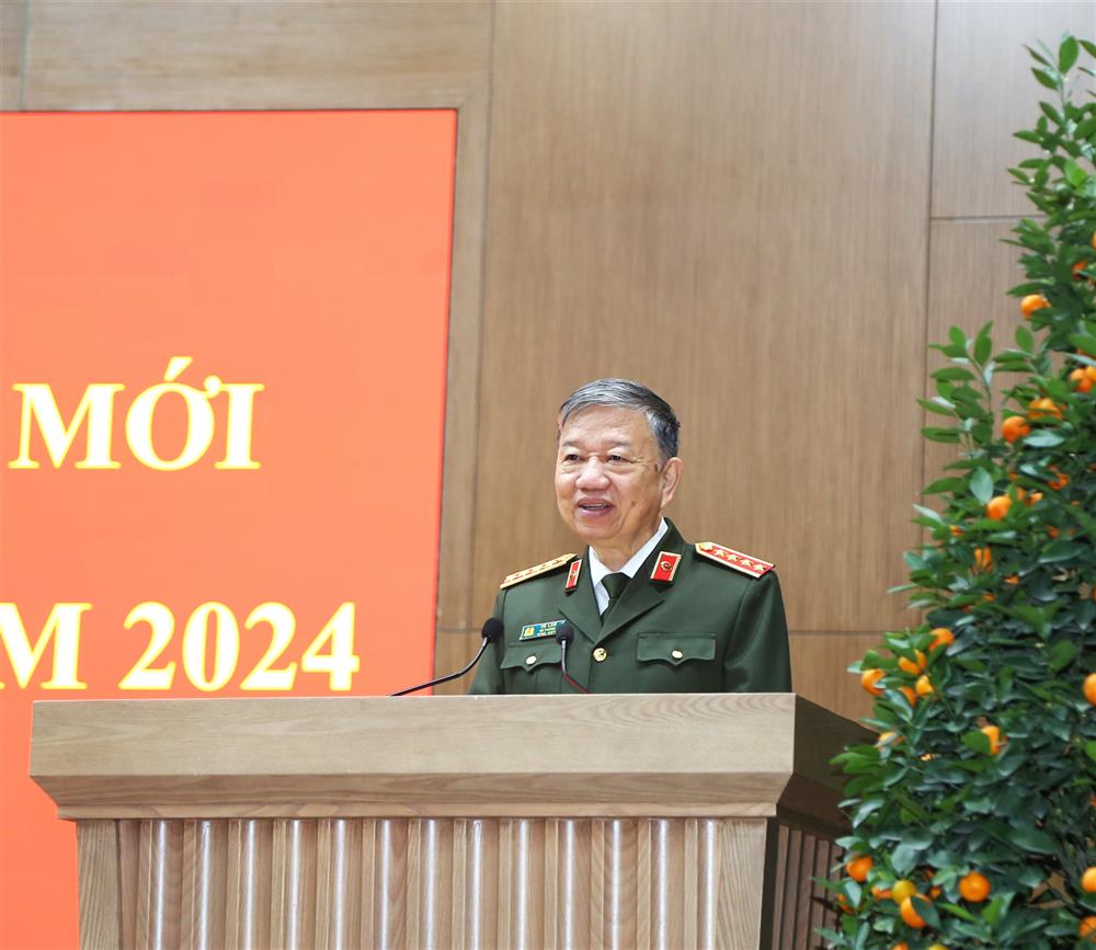 Bộ trưởng Tô Lâm phát biểu động viên, chúc Tết Văn phòng Bộ Công an.