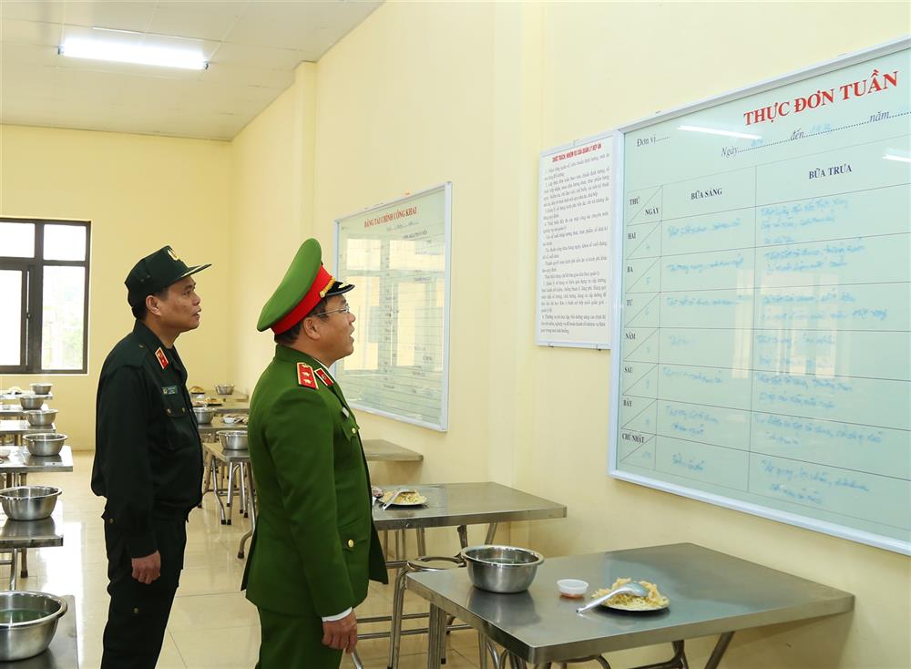 Thứ trưởng Nguyễn Văn Long thăm, kiểm tra nơi sinh hoạt, ngủ nghỉ, bếp ăn của các chiến sĩ mới.