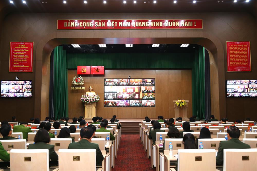 Hội nghị được trực tuyến từ điểm cầu hội trường Bộ Công an (Hà Nội) đến điểm cầu trường Đại học An ninh nhân dân phía Nam và hội trường Công an các tỉnh, thành phố trực thuộc Trung ương.