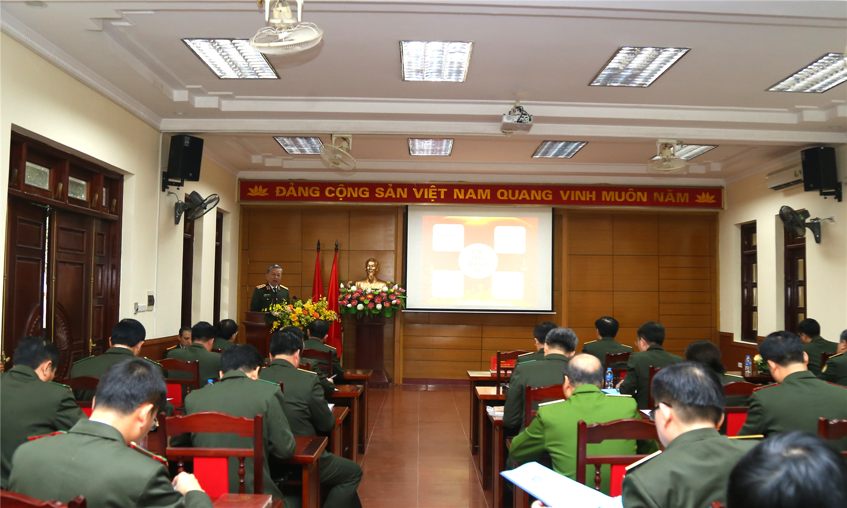 Bộ trưởng Tô Lâm giảng bài tại Lớp bồi dưỡng.