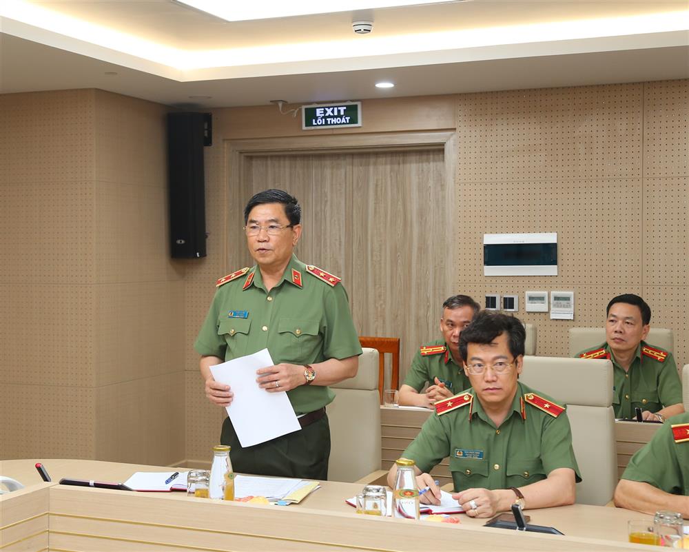 Trung tướng Trần Vi Dân, Cục trưởng Cục Khoa học, Chiến lược và Lịch sử Công an báo cáo về các mặt công tác của đơn vị.