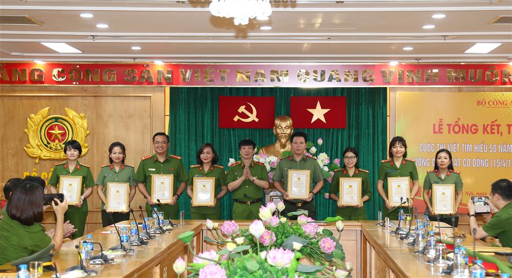 Thiếu tướng Nguyễn Ngọc Thanh trao giải B cho các tác giả, nhóm tác giả đạt giải.