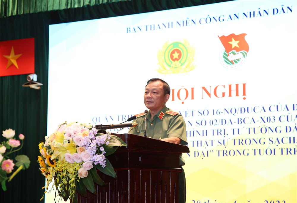 Thiếu tướng Đặng Ngọc Bách, Phó Cục trưởng Cục Công tác đảng và công tác chính trị đã truyền đạt, quán triệt những nội dung cơ bản của Đề án số 02 của Bộ Công an, Nghị quyết số 16